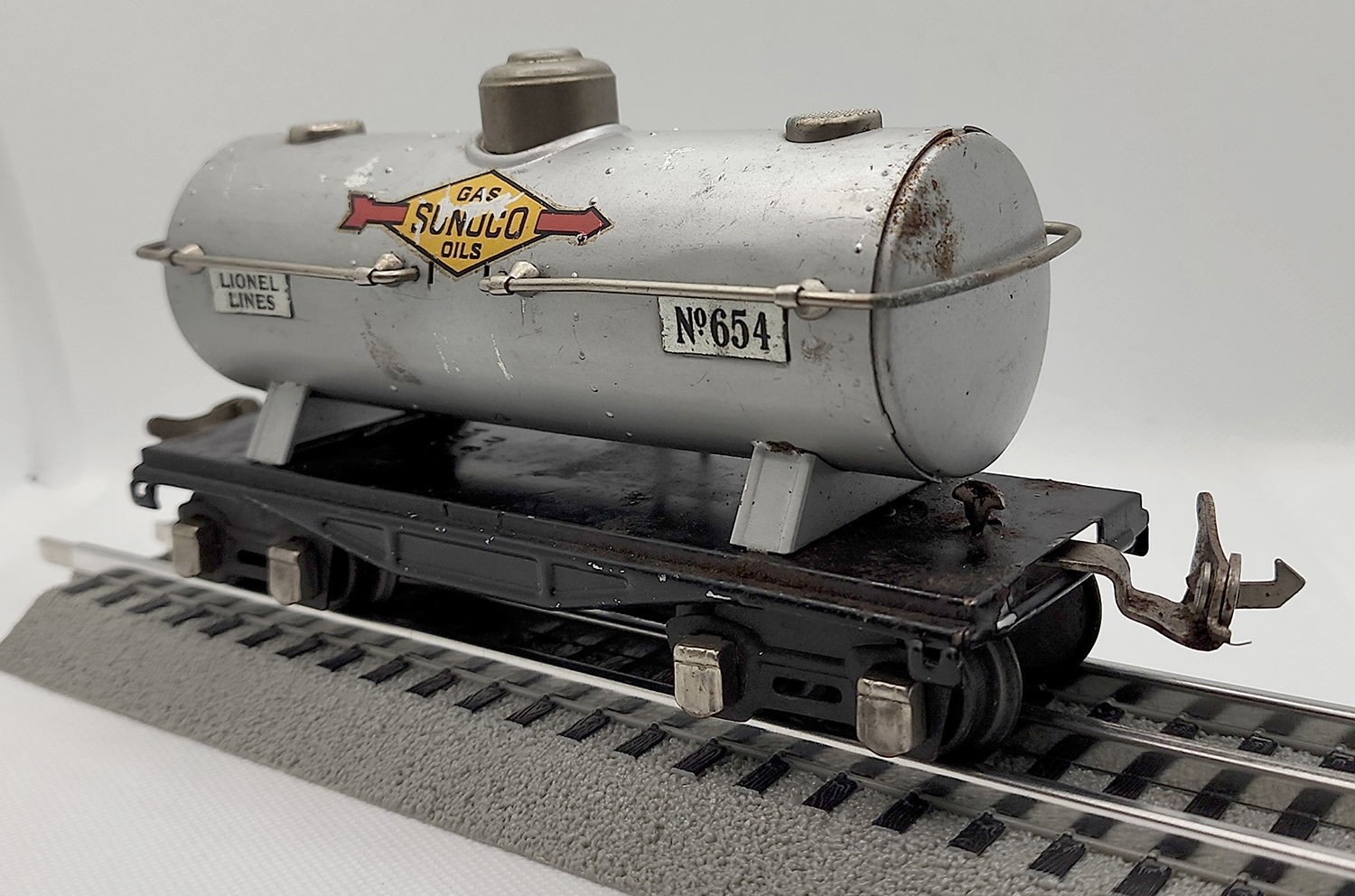 1st view of the Lionel Sunoco Single-Dome #654 Tankcar in my O-scale Collection