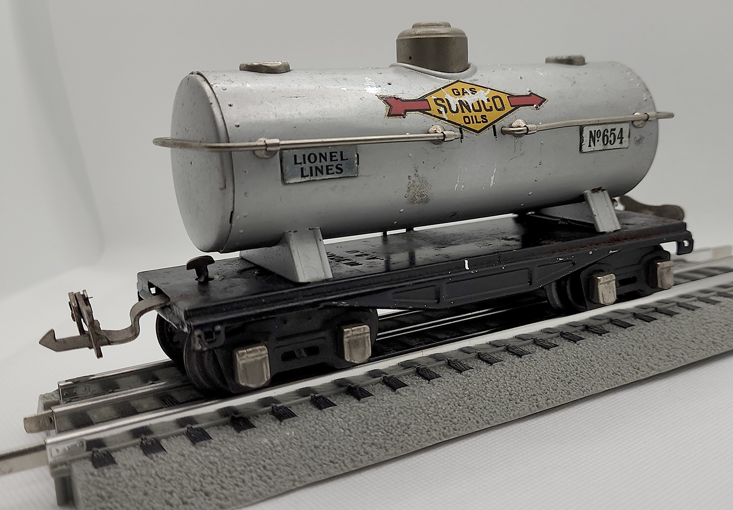 3rd view of the Lionel Sunoco Single-Dome #654 Tankcar in my O-scale Collection