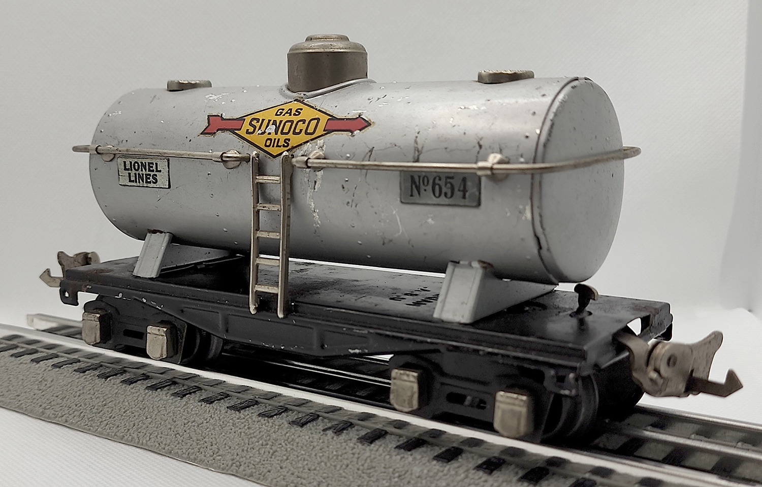 4th view of the Lionel Sunoco Single-Dome #654 Tankcar in my O-scale Collection