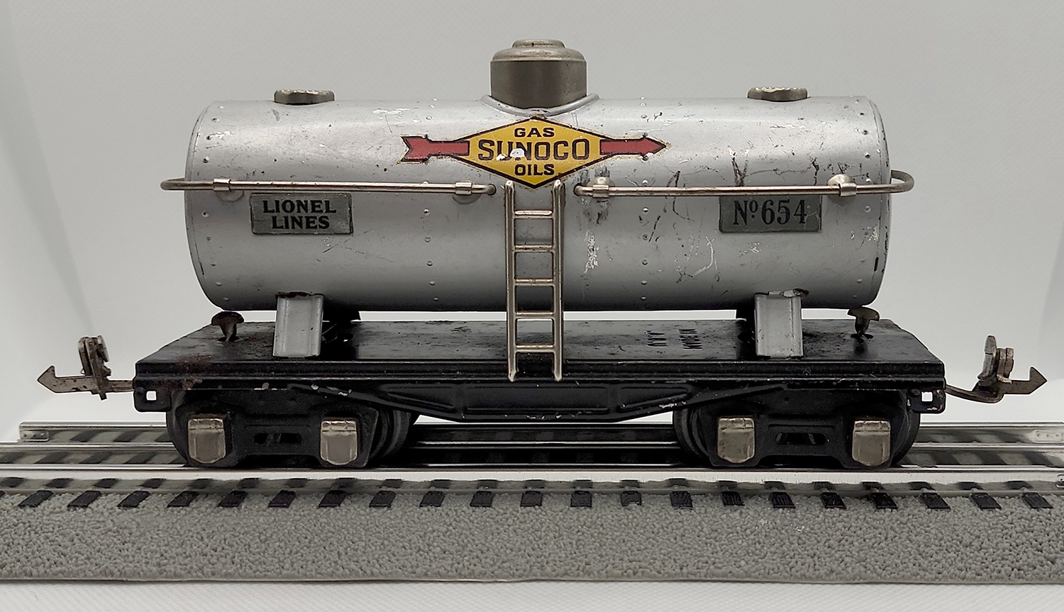 5th view of the Lionel Sunoco Single-Dome #654 Tankcar in my O-scale Collection