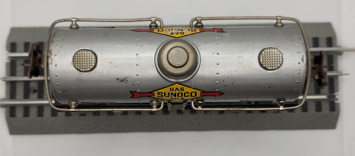 7th view of the Lionel Sunoco Single-Dome #654 Tankcar in my O-scale Collection